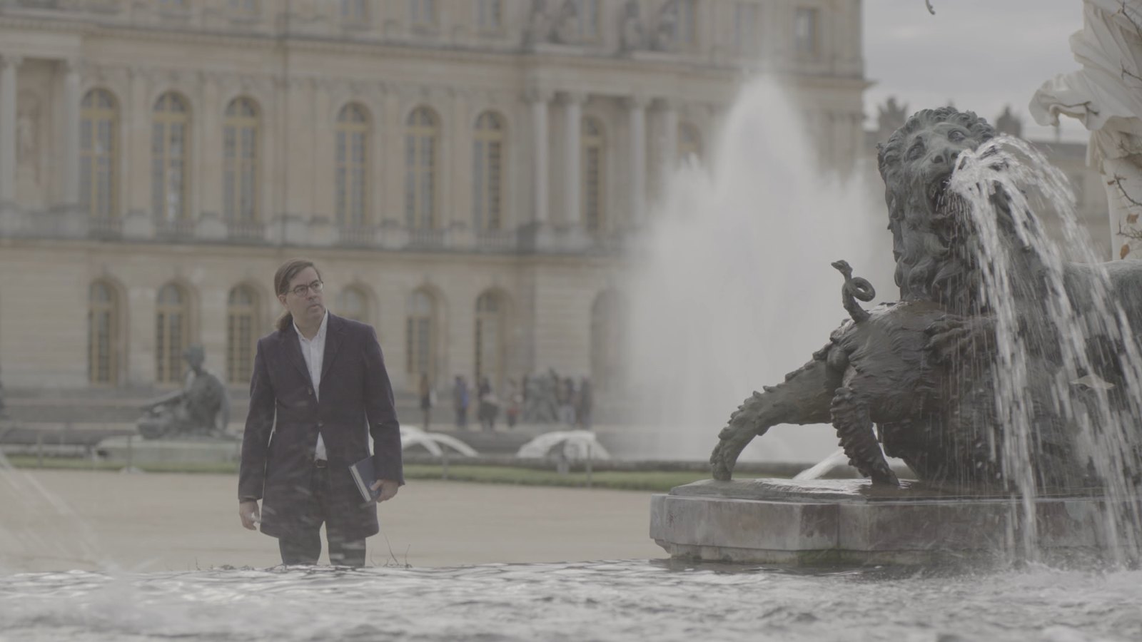 Paulo Lemos Horta at Versailles, still from Thomas Staehler’s documentary Aladin und Ali Baba: Geschichten aus 1001 Nacht (loopfilm for ARTE, 2023). Courtesy of Thomas Staehler and loopfilm, used with permission.